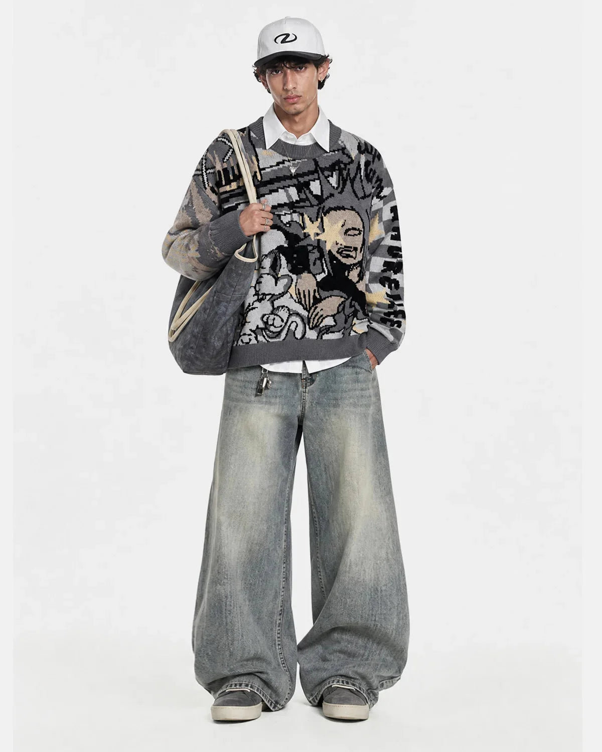 Long sleeves and relaxed shape of the graphic knitted jumper