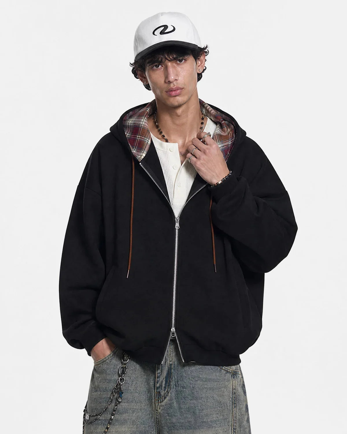 Boxy fit and relaxed sleeves on the zip-up hoodie