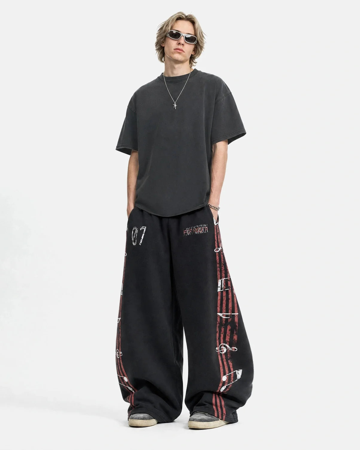 Barrel-leg shape of the music graphic joggers