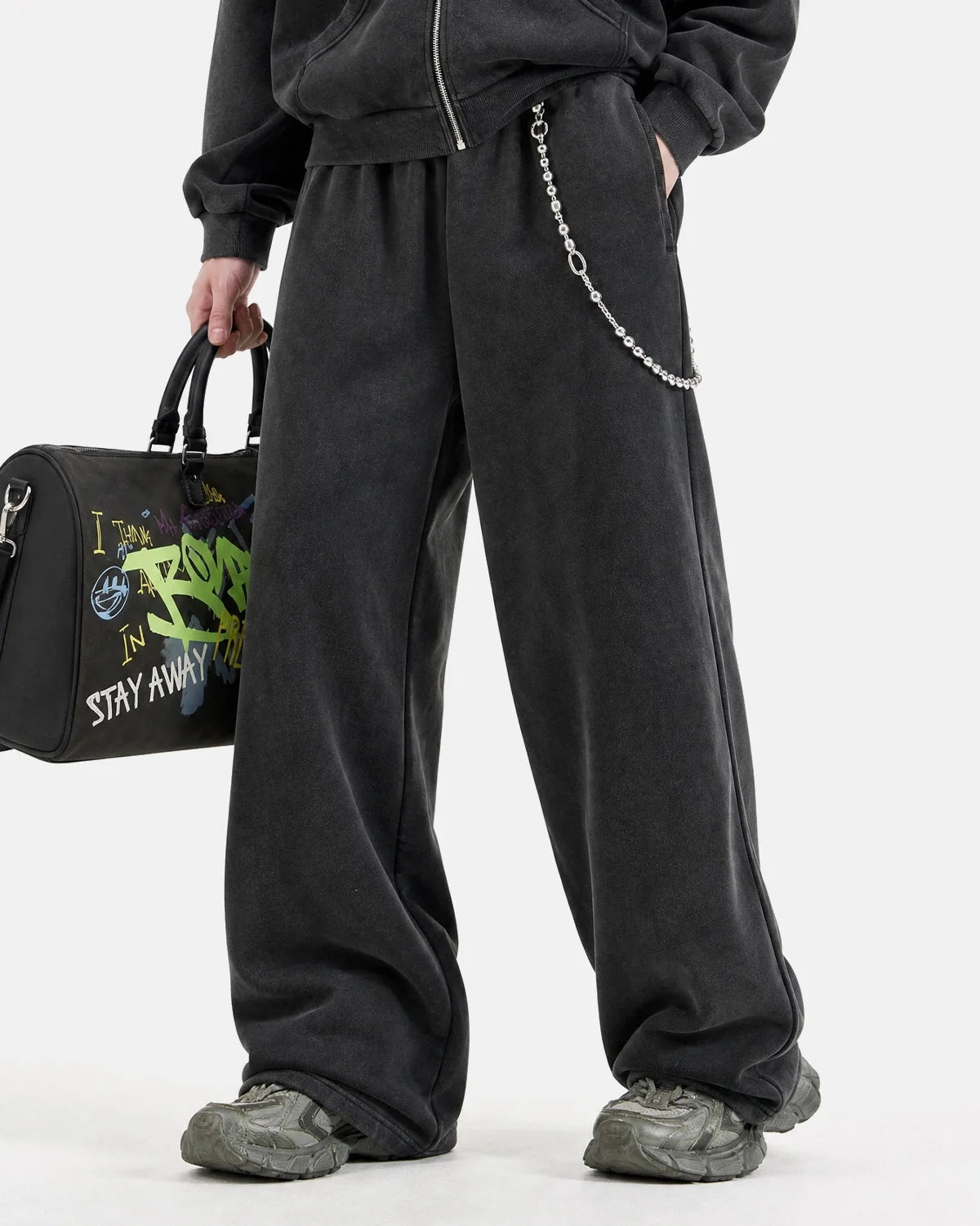 Wide-leg sweatpants paired with a simple streetwear outfit